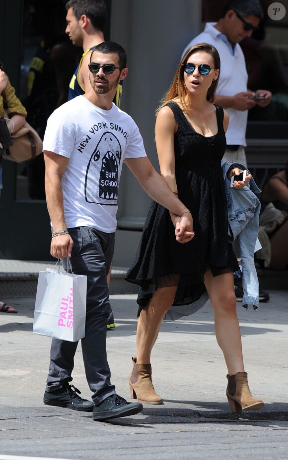 Joe Jonas et Blanda Eggenschwilerin se baladent à New York le 21 juillet 2013.