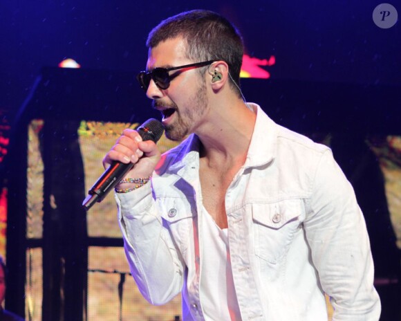 Joe Jonas en concert avec les Jonas Brothers à New York le 20 juillet 2013.