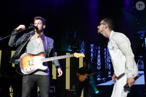 Nick Jonas et Joe Jonas en concert avec les Jonas Brothers à New York le 20 juillet 2013.