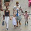 Nicole Richie, Joel Madden et leurs enfants Harlow et Sparrow se promènent dans les rues de Saint-Tropez. Le 22 juillet 2013.