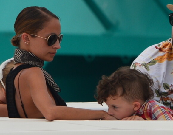 Nicole Richie et son fils Sparrow à Saint-Tropez, le 22 juillet 2013.