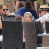 Nicole Richie, Joel Madden et leurs enfants Harlow et Sparrow déjeunent sur la terrasse d'un restaurant. Saint-Tropez, le 22 juillet 2013.