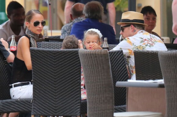 Nicole Richie, Joel Madden et leurs enfants Harlow et Sparrow déjeunent sur la terrasse d'un restaurant. Saint-Tropez, le 22 juillet 2013.