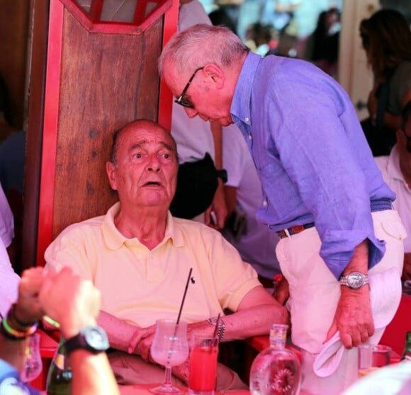 Jacques Chirac et François Pinault à la terrasse du café Sénéquier de Saint-Tropez le 10 août 2012. 