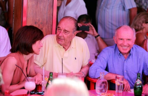 Jacques Chirac, Dina Kawar, et François Pinault à la terrasse du café Sénéquier de Saint-Tropez le 10 août 2012. 