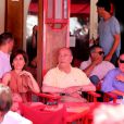 Jacques Chirac, Dina Kawar, et François Pinault à la terrasse du café Sénéquier de Saint-Tropez le 10 août 2012.