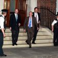 Le docteur Marcus Setchell, qui a accouché Kate Middleton le 22 juillet 2013, et son équipe quittent l'aile Lindo du St Mary Hospital après avoir mis au monde le prince de Cambridge.
