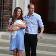 Kate Middleton et le prince William d'une humeur merveilleuse lors de la présentation de leur fils, le prince de Cambridge, devant l'aile Lindo du St Mary Hospital à Londres le 23 juillet 2013.