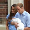 Kate Middleton et le prince William d'une humeur merveilleuse lors de la présentation de leur fils, le prince de Cambridge, devant l'aile Lindo du St Mary Hospital à Londres le 23 juillet 2013.