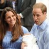 Kate Middleton et le prince William, d'une humeur merveilleuse, ont présenté leur fils, le prince de Cambridge, devant l'aile Lindo du St Mary Hospital à Londres le 23 juillet 2013.