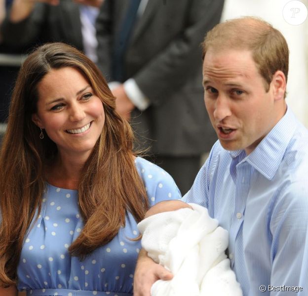 Kate Middleton et le prince William, d'une humeur merveilleuse, ont présenté leur fils, le prince de Cambridge, devant l'aile Lindo du St Mary Hospital à Londres le 23 juillet 2013.