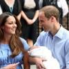 Kate Middleton et le prince William, d'une humeur merveilleuse, ont présenté leur fils, le prince de Cambridge, devant l'aile Lindo du St Mary Hospital à Londres le 23 juillet 2013.