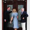 Carole et Michael Middleton arrivant à l'aile Lindo de l'hôpital St Mary le 23 juillet 2013 peu après 16 heures pour voir leur fille Kate Middleton, leur gendre le prince William et leur petit-fils le prince de Cambridge, né la veille.