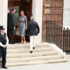 Carole et Michael Middleton arrivant à l'aile Lindo de l'hôpital St Mary le 23 juillet 2013 peu après 16 heures pour voir leur fille Kate Middleton, leur gendre le prince William et leur petit-fils le prince de Cambridge, né la veille.