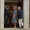 Carole et Michael Middleton à leur arrivée à l'aile Lindo de l'hôpital St Mary le 23 juillet 2013 peu après 16 heures pour voir leur fille Kate Middleton, leur gendre le prince William et leur petit-fils le prince de Cambridge, né la veille.