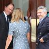 Carole et Michael Middleton à leur arrivée à l'aile Lindo de l'hôpital St Mary le 23 juillet 2013 peu après 16 heures pour voir leur fille Kate Middleton, leur gendre le prince William et leur petit-fils le prince de Cambridge, né la veille.