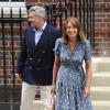 Carole et Michael Middleton repartant de l'aile Lindo de l'hôpital St Mary le 23 juillet 2013 peu après 16 heures pour voir leur fille Kate Middleton, leur gendre le prince William et leur petit-fils le prince de Cambridge, né la veille.