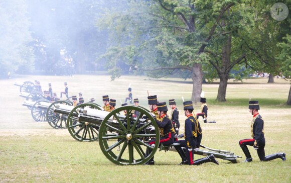 Des salves de coups de canon ont été tirées à Green Park et à la Tour de Londres mardi 23 juillet 2013, au lendemain de la naissance du prince de Cambridge, premier enfant du prince William et de Kate Middleton.