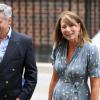 Carole et Michael Middleton quittant l'aile Lindo de l'hôpital St Mary le 23 juillet 2013 peu après 16 heures pour voir leur fille Kate Middleton, leur gendre le prince William et leur petit-fils le prince de Cambridge, né la veille.