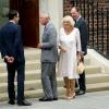 Visite éclair du prince Charles et de Camilla Parker Bowles à l'aile Lindo de l'hôpital St Mary le 23 juillet 2013 pour voir Kate Middleton, le prince William et leur fils le prince de Cambridge, né la veille.