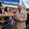 Une enveloppe bleue contenant 10 livres, destinée au petit prince de Cambridge... Le prince Charles et Camilla Parker Bowles, duchesse de Cornouailles, en visite au Royal Welsh Show le 24 juillet 2013 à Builth Wells, au Pays de Galles.