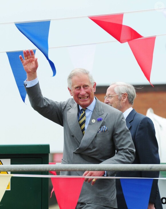 Le prince Charles, papy radieux, à Burton Fleming et Bridlington Harbour le 24 juillet 2013 lors de sa tournée estivale au Pays de Galles