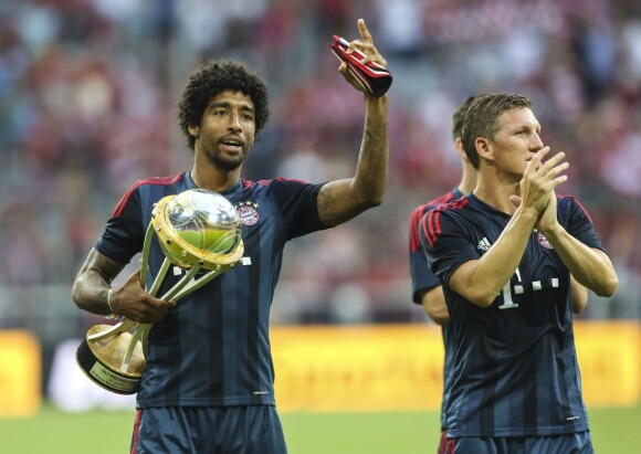 Dante et Bastian Schweinsteiger après le match amical Bayern Munich-FC Barcelone, à Munich le 24 juillet 2013.