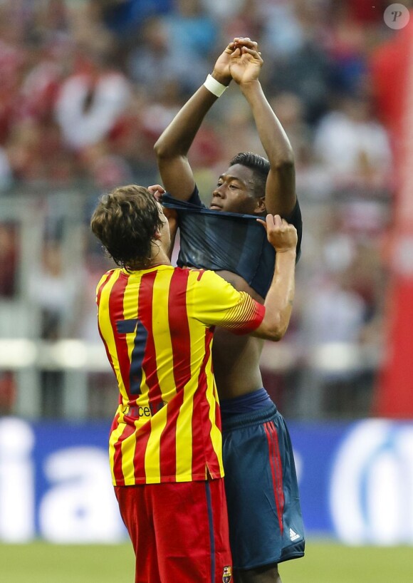 David Alaba et Kiko Femenia pendant le match amical Bayern Munich-FC Barcelone, à Munich le 24 juillet 2013.