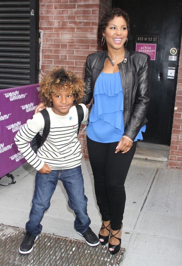Toni Braxton et son fils quittent un show télé à New York, le 2 avril 2012.
