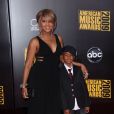  Toni Braxton et son fils lors des American Music Awards 2009 au Nokia Theatre de Los Angeles, le 11 novembre 2009. 