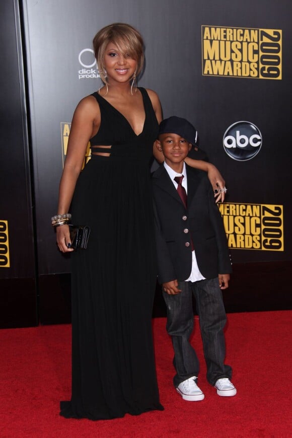 Toni Braxton et son fils lors des American Music Awards 2009 au Nokia Theatre de Los Angeles, le 11 novembre 2009.