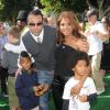 Toni Braxton avec son mari Keri Lewis et leurs enfants à la première de "Madagascar: Escape 2 Africa" à Los Angeles, le 26 octobre 2008.