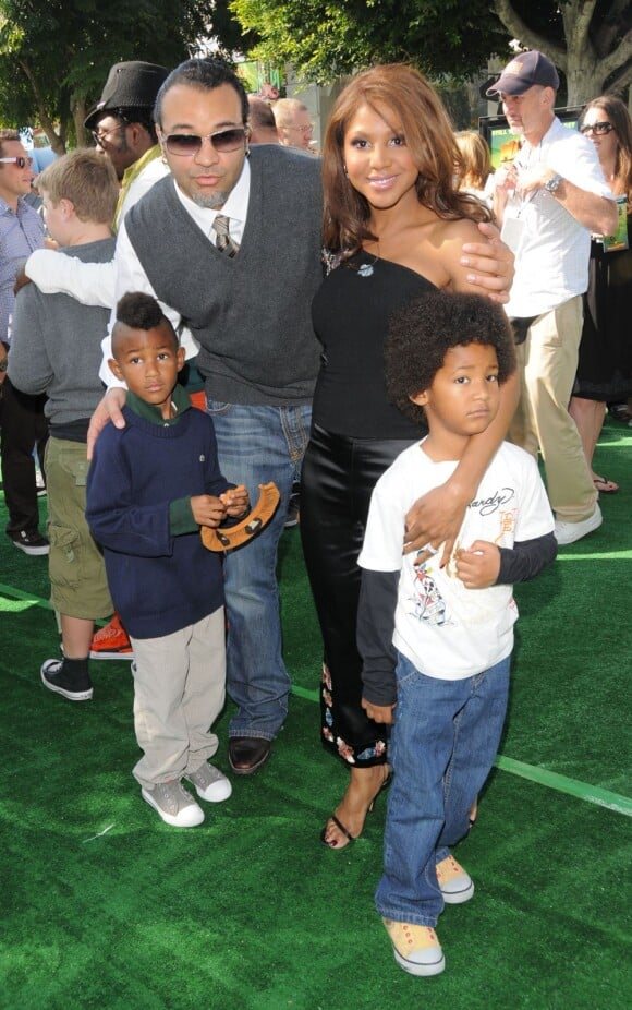 Toni Braxton avec son mari Keri Lewis et leurs enfants à la première de "Madagascar: Escape 2 Africa" à Los Angeles, le 26 octobre 2008.