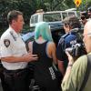 L'ex-actrice Amanda Bynes à la sortie du tribunal de New York, en perruque bleue, le 9 juillet 2013
