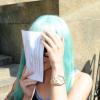 L'ex-actrice Amanda Bynes à la sortie du tribunal de New York, en perruque bleue, le 9 juillet 2013