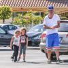 Jerry O'Connell a offert à ses filles Charlie et Dolly une virée dans une grande chaîne de fast-food à Los Angeles, le 24 juillet 2013.