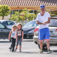 Jerry O'Connell a offert à ses filles Charlie et Dolly une virée dans une grande chaîne de fast-food à Los Angeles, le 24 juillet 2013.