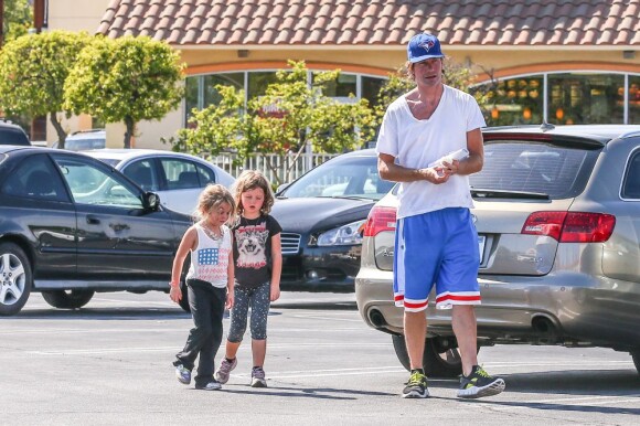 Jerry O'Connell a offert à ses filles Charlie et Dolly une virée dans une grande chaîne de fast-food à Los Angeles, le 24 juillet 2013.