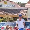 Jerry O'Connell et ses filles Charlie et Dolly après une virée dans une grande chaîne de fast-food, le 24 juillet 2013.