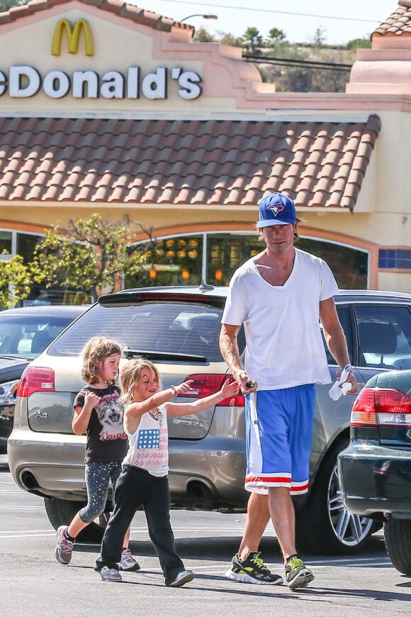 Jerry O'Connell et ses filles Charlie et Dolly après une virée dans une grande chaîne de fast-food, le 24 juillet 2013.