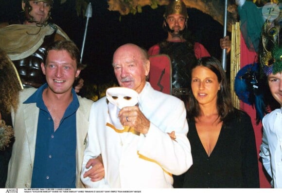 Eddie Barclay avec son fils Guillaume et sa femme à Saint-Tropez le 17 août 1999.