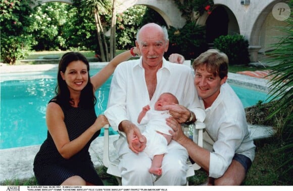 Eddie Barclay avec son fils Guillaume et sa femme Catherine présentant leur fille Clara, en 1997