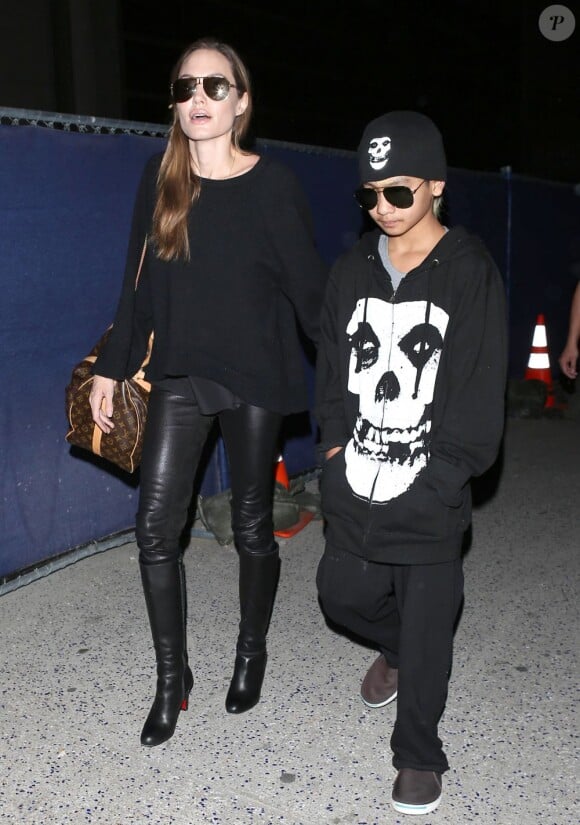 Angelina Jolie et son fils Maddox à l'aeroport de Los Angeles le 12 avril 2013