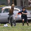 Maddox et Pax, les enfants de Brad Pitt et Angelina Jolie, jouant au football avec des amis à Burbank (Californie), le 23 mars 2013