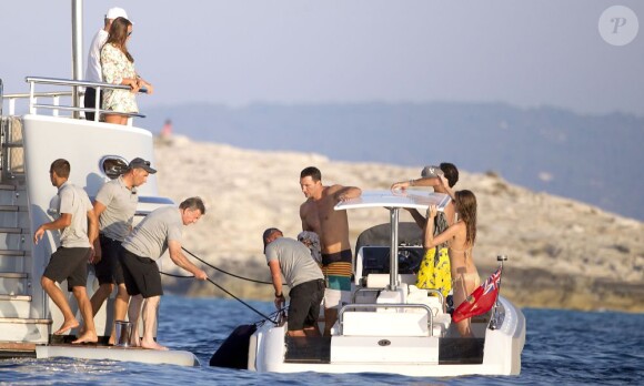 Le boxeur ukrainien Wladimir Klitschko passe des vacances avec des amis à bord d'un yacht a Formentera le 22 juillet 2013