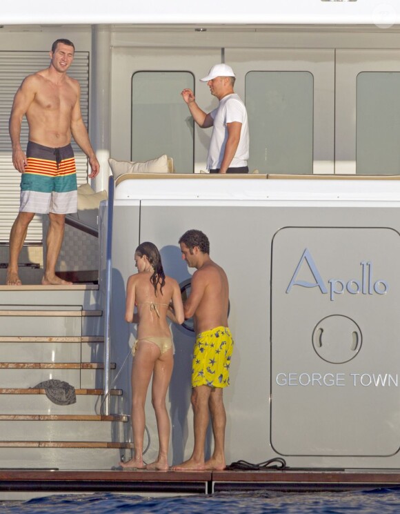 Le boxeur ukrainien Wladimir Klitschko passe des vacances avec des amis à bord d'un yacht a Formentera le 22 juillet 2013