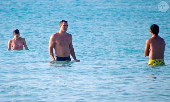 Le boxeur ukrainien Wladimir Klitschko passe des vacances avec des amis à bord d'un yacht a Formentera le 22 juillet 2013