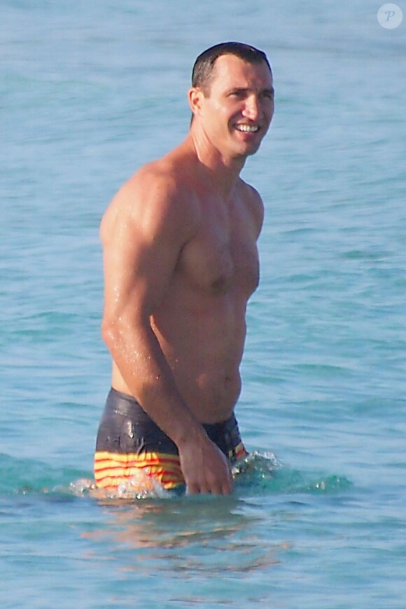 Le boxeur ukrainien Wladimir Klitschko passe des vacances avec des amis à bord d'un yacht a Formentera le 22 juillet 2013