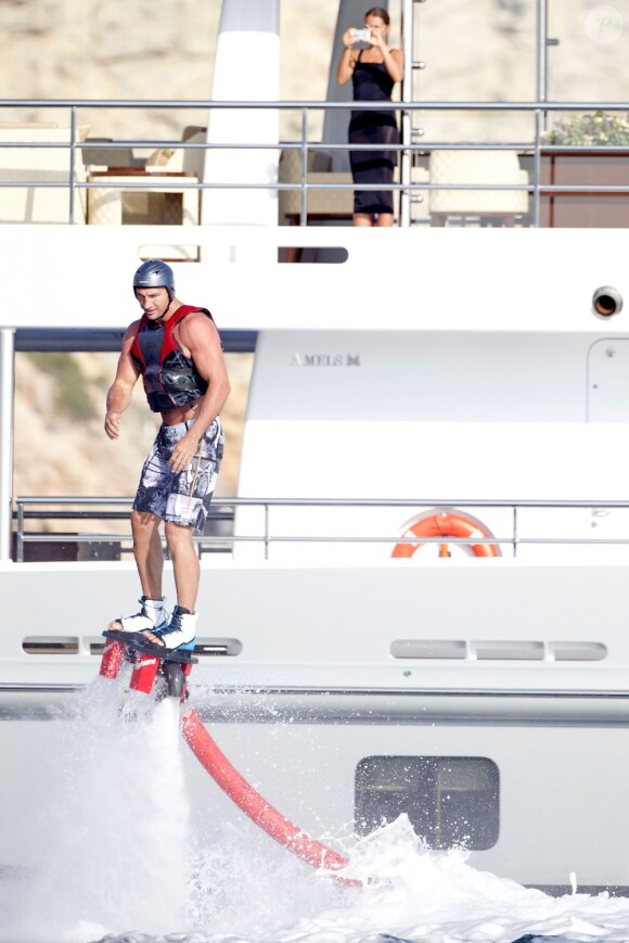 Le boxeur ukrainien Wladimir Klitschko passe des vacances avec des amis à bord d'un yacht a Formentera le 22 juillet 2013