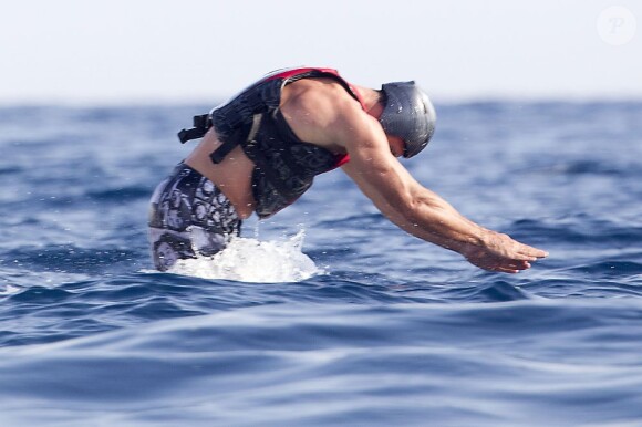 Le boxeur ukrainien Wladimir Klitschko passe des vacances avec des amis à bord d'un yacht a Formentera le 22 juillet 2013